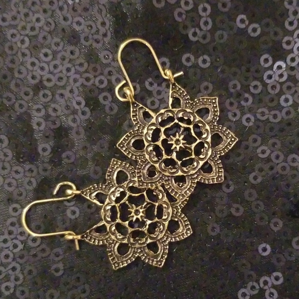 Dahlia antiqued star flower earrings - Picture 4 of 4